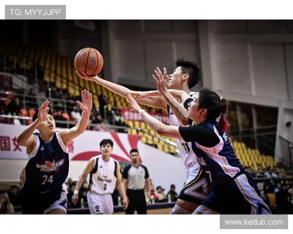 上海篮球队在邀请赛中的灵活性表现与战术调整分析