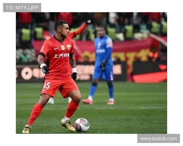 上海足球队实力引发热议球迷对球队表现的分歧与期待